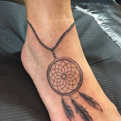  Tatouage attrape rêve avec une chaine de cheville sur le pied